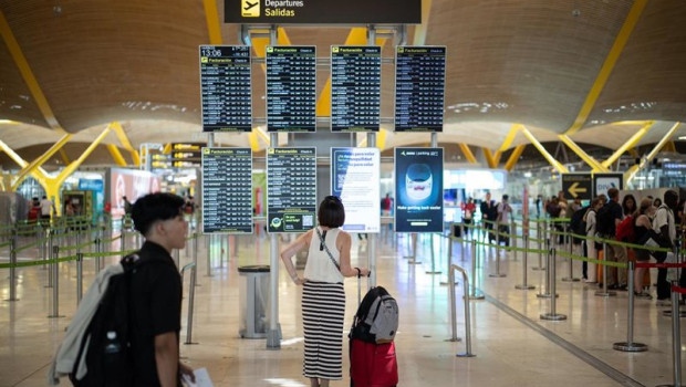ep archivo   pasajera visualiza las pantallas en el aeropuerto adolfo suarez madrid barajas a 14 de