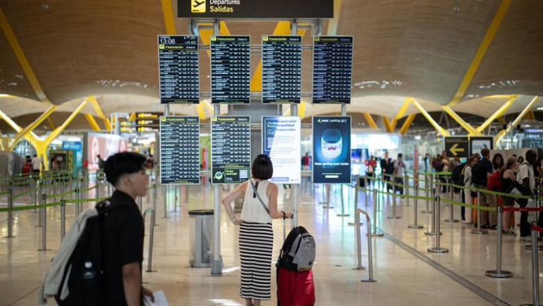 Archivo - Pasajera visualiza las pantallas, en el Aeropuerto Adolfo Suárez Madrid-Barajas, a 14 de agosto de 2025, en Madrid (España). | Alejandro Martínez Vélez - Europa Press - Archivo ep archivo pasajera visualiza las pantallas en el aeropuerto adolfo suarez madrid barajas a 14 de