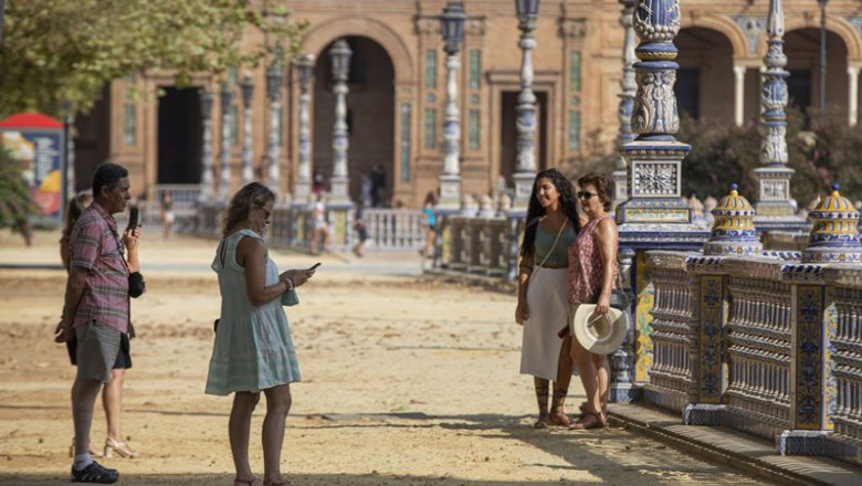 ep archivo turistas pasean por la plaza de espana de sevilla en una foto de archivo ep archivo turistas pasean por la plaza de espana de sevilla en una foto de archivo