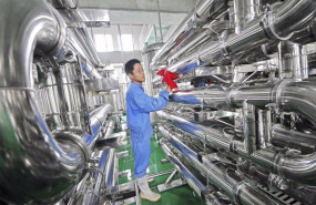 ep archivo   un empleado limpia unos equipos en una fabrica de vinos en weifang china jul 28 2013 la