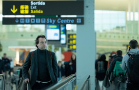 ep archivo   un hombre camina con su maleta en una cita en el aeropuerto de el prat a 19 de enero de