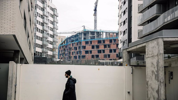 ep archivo   un hombre pasa por delante de una obra en construccion parada por falta de suministros
