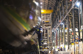 ep archivo   un trabajador en una de las puertas del submarino s 91 isaac peral en el taller donde