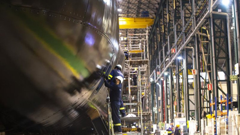 Archivo - Un trabajador en una de las puertas del submarino S-91 Isaac Peral en el taller donde se ha construido, días antes de su puesta a flote, en el astillero de Navantia, a 15 de abril de 2021, en Cartagena, Murcia (España). El sumergible saldrá de l | Europa Press - Archivo ep archivo un trabajador en una de las puertas del submarino s 91 isaac peral en el taller donde