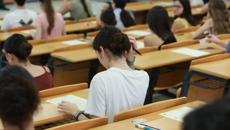 ep archivo   una estudiante haciendo un examen