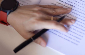 ep archivo una mujer con un boligrafo senala una escritura de compraventa de una hipoteca a 30 de 20220718134304 ep archivo una mujer con un boligrafo senala una escritura de compraventa de una hipoteca a 30 de 20220718134304