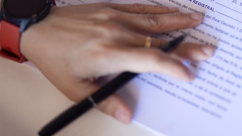 Archivo - Una mujer con un bolígrafo, señala una escritura de compraventa de una hipoteca, a 30 de mayo de 2022, en Madrid (España). | Eduardo Parra - Europa Press - Archivo ep archivo una mujer con un boligrafo senala una escritura de compraventa de una hipoteca a 30 de 20220718134304
