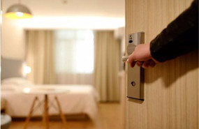 ep archivo   una persona abre una puerta de una habitacion de hotel en una imagen de recurso