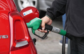 ep archivo   una persona llenando el deposito de combustible de su vehiculo