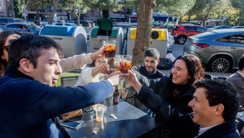 ep archivo   varias personas durante el aperitivo de nochebuena en el centro de la ciudad