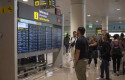 ep archivo   varias personas observan un panel de llegadas en el aeropuerto de barcelona a 4 de
