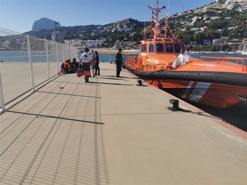 ep dipositivo de cruz roja para atender a los inmigrantes que llegaran al puerto de xbia ep dipositivo de cruz roja para atender a los inmigrantes que llegaran al puerto de xbia