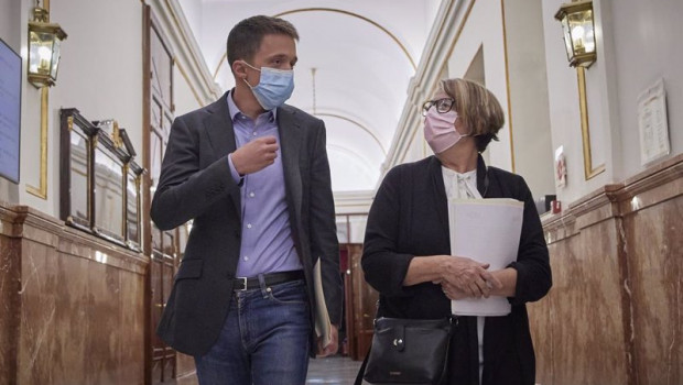 ep el lider de mas pais inigo errejon y la diputada de mas pais ines sabanes a su salida de una