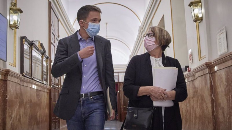 ep el lider de mas pais inigo errejon y la diputada de mas pais ines sabanes a su salida de una