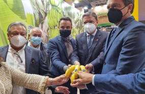 ep el ministro de agricultura luis planas en el centro junto a representantes de asprocan en la