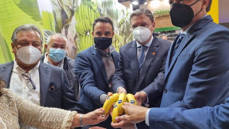 ep el ministro de agricultura luis planas en el centro junto a representantes de asprocan en la