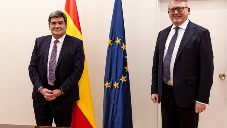 El ministro de Inclusión, Seguridad Social y Migraciones, José Luis Escrivá (i), junto con el comisario europeo de Empleo y Derechos Sociales, Nicolas Schmit (d), este jueves, 25 de noviembre de 2021, en la sede del Ministerio, en Madrid. | MINISTERIO DE INCLUSIÓN, SS Y MIGRACIONES ep el ministro de inclusion seguridad social y migraciones jose luis escriva i junto con el