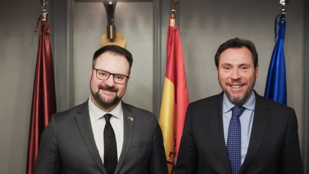 ep el ministro oscar puente junto a su homologo de letonia kaspars briskens