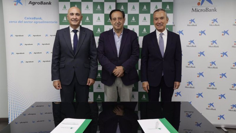 ep el presidente de microbank juan carlos gallego el de la asociacion agraria de jovenes ep el presidente de microbank juan carlos gallego el de la asociacion agraria de jovenes