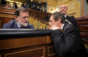 ep el que fuera presidente del gobierno mariano rajoy conversa en el escano con rafael hernando