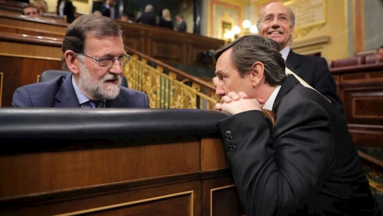 ep el que fuera presidente del gobierno mariano rajoy conversa en el escano con rafael hernando