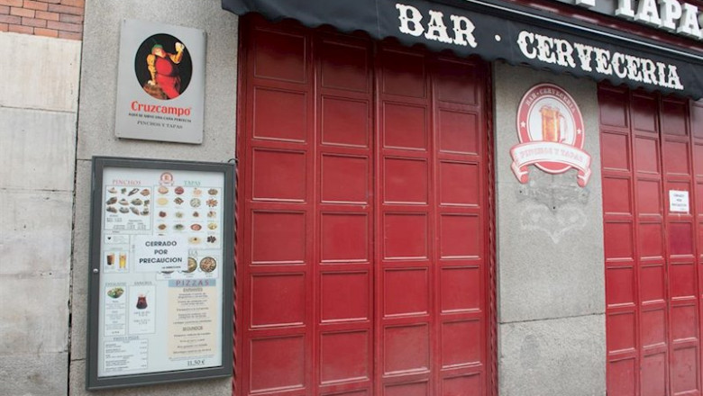 Entrada de un bar cerrado temporalmente, durante el estado de alarma decretado por el coronavirus, en Madrid (España), a 16 de marzo de 2020. | Joaquin Corchero / Europa Press ep entrada de un bar cerrado temporalmente durante el estado de alarma decretado por el coronavirus