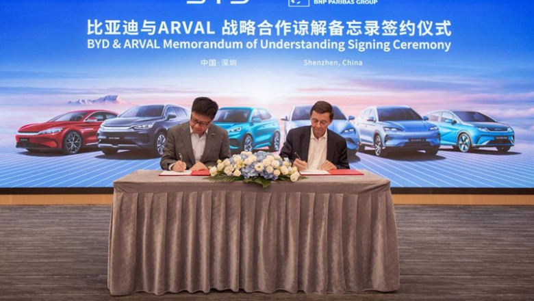 Firma del memorando de entendimiento global entre BYD y Arval (Izquierda: Michael Shu, Managing Director de BYD Europe; Derecha: Alain Van Groenendael, CEO de ARVAL) | BYD ep firma del memorando de entendimiento global entre byd y arval izquierda michael shu managing