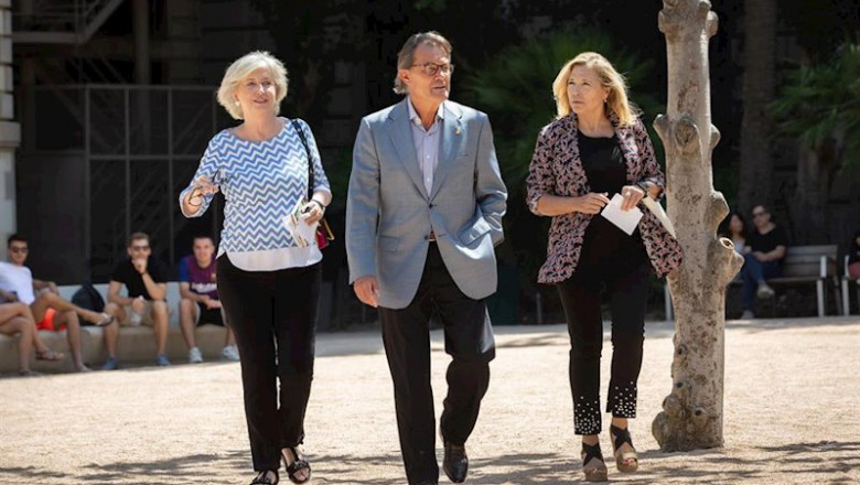 (I-D) La exconsellera de la Generalitat, Irene Rigau; el expresidente de la Generalitat, Artur Mar; y la exvicepresidenta de la Generalitat, Joana Ortega, se dirigen a realizar una rueda de prensa para valorar la condena del Tribunal de Cuentas por el 9N. | David Zorrakino - Europa Press - Archivo ep i-d la exconsellera de la generalitat irene rigau el expresidente de la generalitat artur mar y