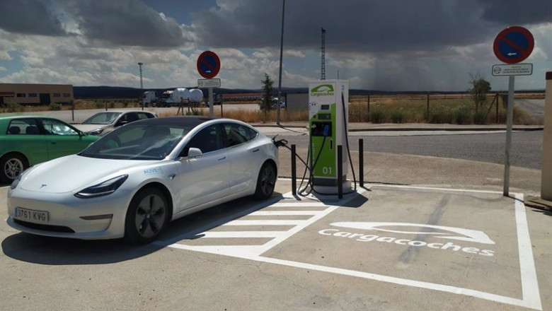 Imagen de un vehículo eléctrico cargándose. | CARGACOCHES - Archivo ep imagen de un vehiculo electrico cargandose 20200917111003