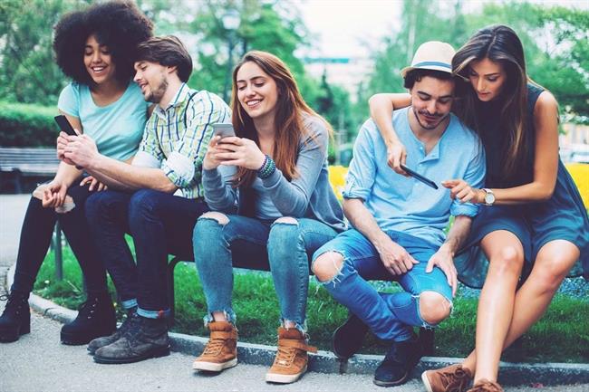 ep jovenes utilizando redes socialessmartphones ep jovenes utilizando redes socialessmartphones