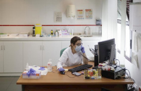 ep la doctora cinta hernandez informa por telefono de un positivo a un paciente que fue a realizarse
