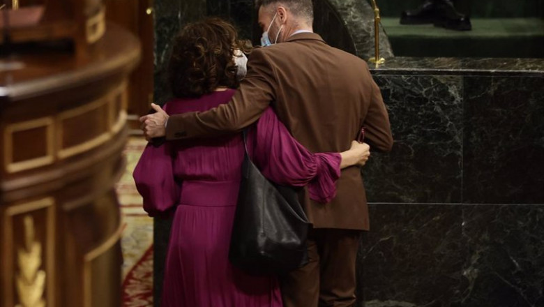 La ministra de Hacienda, María Jesús Montero, y el portavoz del PSOE, Felipe Sicilia, conversan en una sesión plenaria en el Congreso | Eduardo Parra - Europa Press ep la ministra de hacienda maria jesus montero y el portavoz del psoe felipe sicilia conversan en