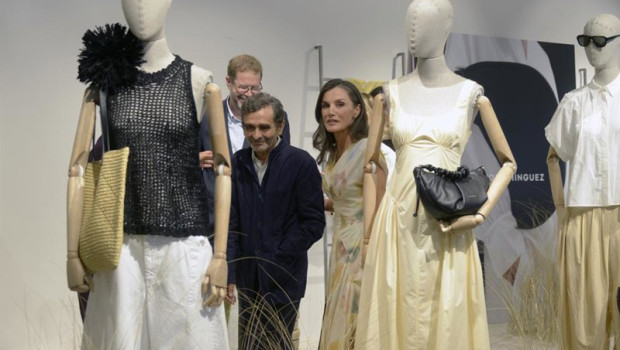 ep la reina letizia visita la sede de adolfo dominguez en san cibrao das vinas ourense