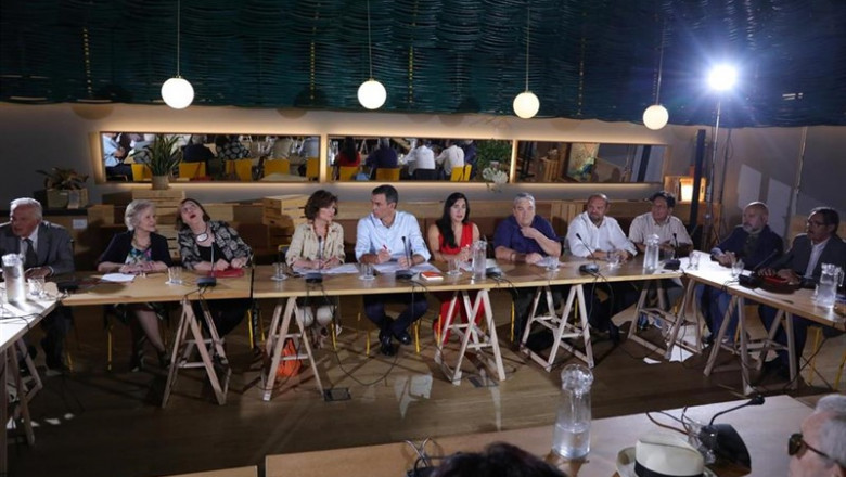 La vicepresidenta del Gobierno en funciones, Carmen Calvo (4i) y el presidente del Gibierno en funciones, Pedro Sánchez (5i), durante la reunión con Colectivos de Diversidad. | Jesús Hellín - Europa Press ep la vicepresidenta del gobierno en funciones carmen calvo 4i y el presidente del gibierno en