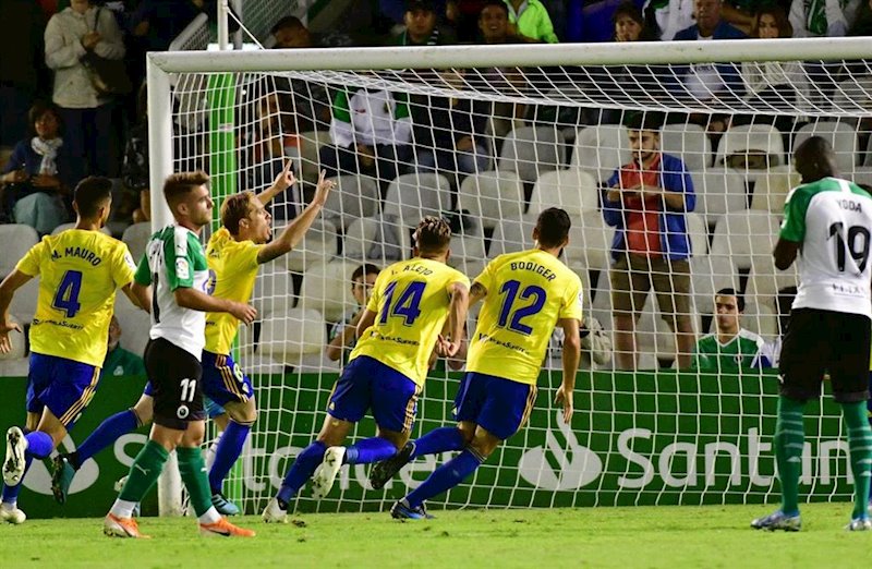 ep los jugadores del cadiz cf celebran un gol en el sardinero