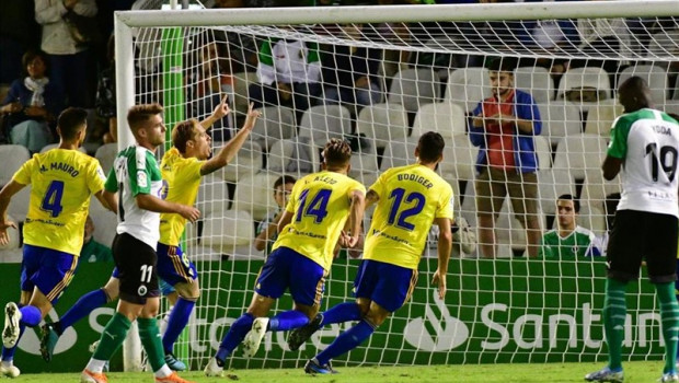 ep los jugadores del cadiz cf celebran un gol en el sardinero