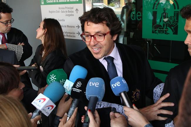 El magistrado Rafael Soriano atiende a los medios durante la protesta de jueces | RAFAEL GONZÁLEZ (EUROPA PRESS) ep magistrado rafael soriano atiendelos medios duranteprotestajueces