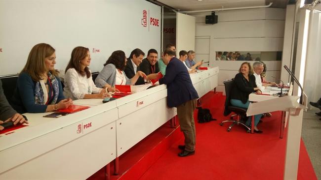Miquel Iceta regala su libro al presidente de la Gestora en el Comité Federal | PSC ep miquel iceta regalalibropresidentela gestoracomite federal
