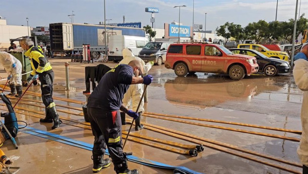 ep operativo de emergencias de canarias en labores de limpieza en valencia tras el paso de la dana