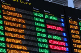 ep paneles luminosos con rotulos de vuelos cancelados o retrasados en el aeropuerto de fuerteventura
