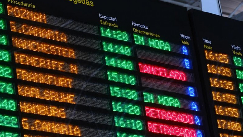 ep paneles luminosos con rotulos de vuelos cancelados o retrasados en el aeropuerto de fuerteventura