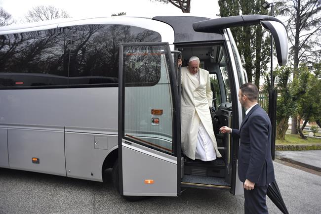 El papa Franciso bajando de un autobús | VATICAN MEDIA ep papa franciso bajandoun autobus