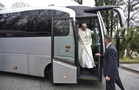 ep papa franciso bajandoun autobus