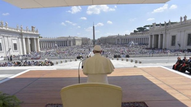 ep papa reza el angelusla plazasan pedrovaticano