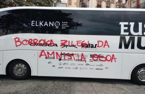 ep pintadas en los vehiculos de equipos de la vuelta en portugalete