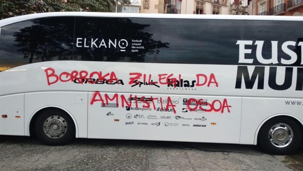 ep pintadas en los vehiculos de equipos de la vuelta en portugalete