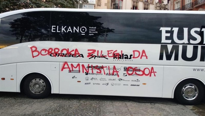 Pintadas en los vehículos de equipos de 'La Vuelta' en Portugalete | AYUNTAMIENTO DE PORTUGALETE ep pintadas en los vehiculos de equipos de la vuelta en portugalete
