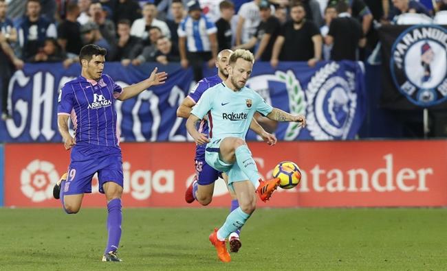 Rakitic ante Ezequiel Muñoz en un Leganés - Barcelona | LALIGA ep rakiticezequiel munozun leganes - barcelona