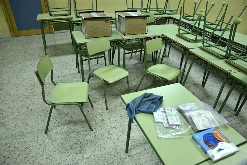ep sillas y mesas en un aula de un colegio publico en madrid