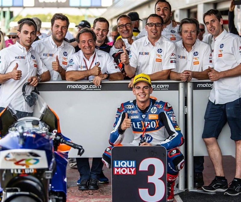 ep sito pons con el resto del equipo celebrando un podio de augusto fernandez